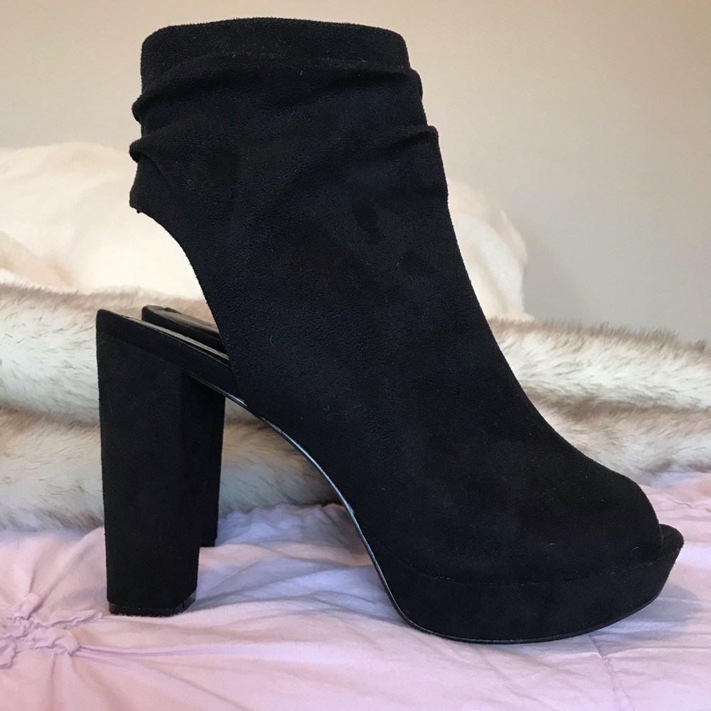 💃🏼 Fierce Black Peep-Toe Platform Pumps